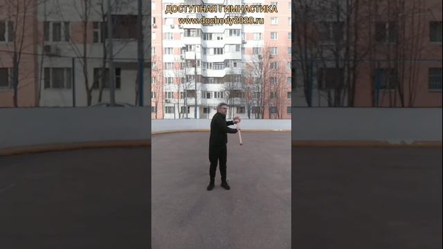 Упражнения с двуручной булавой весом 2.6 кг на спортплощадке (23)