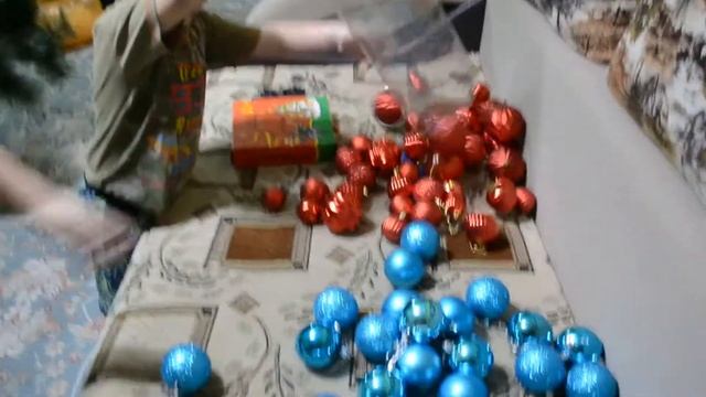 Артем и Макар наряжают Новогоднюю Елочку