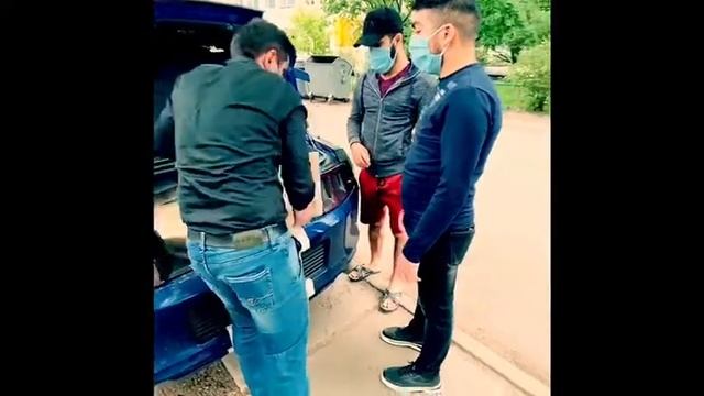 Oleq Krapivin Kiyevdə yaşayan azərbaycanlılara yardım edib