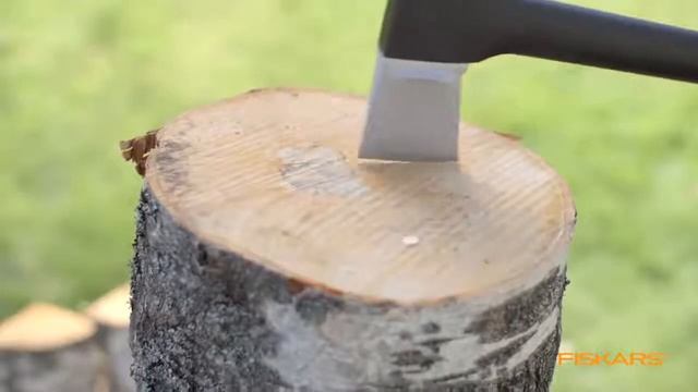Простой способ рубки полена топором Fiskars X21