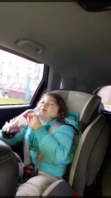 Вика пробует Coca-Cola.mp4