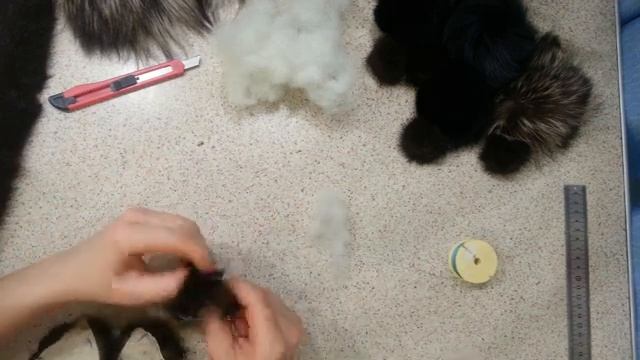 Как сделать помпон из меха своими руками.Pampon, fur decoration