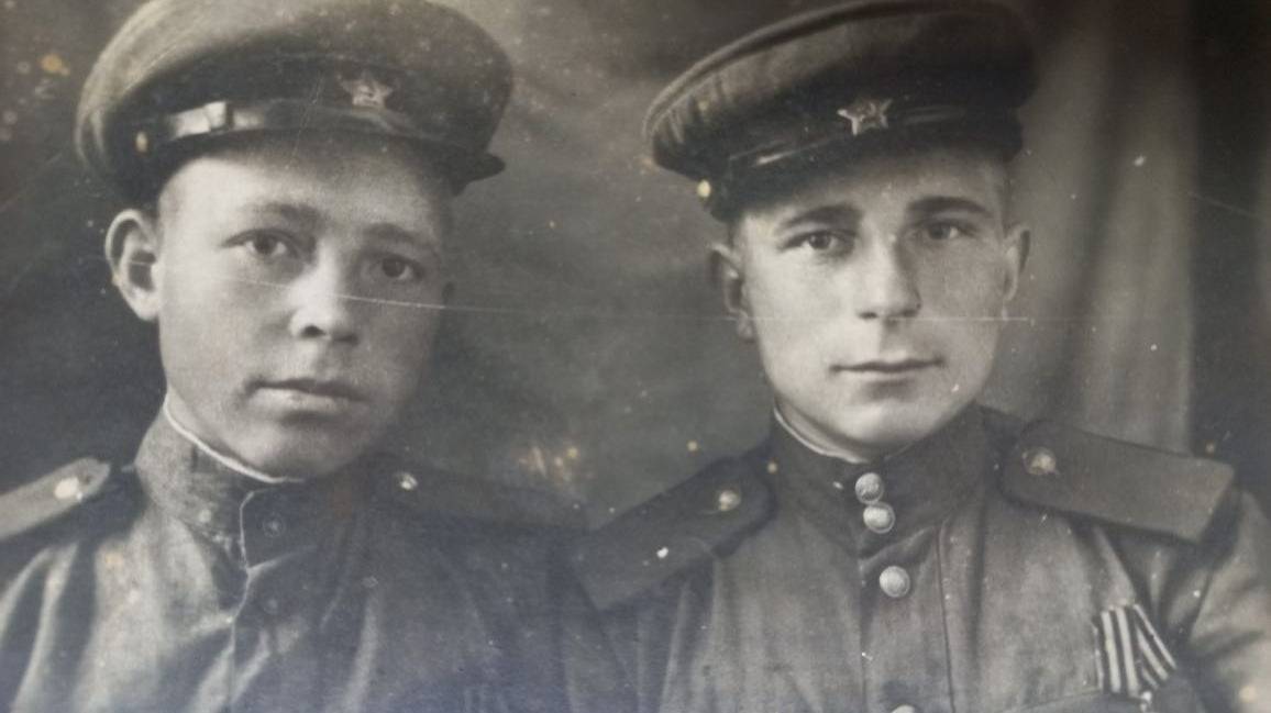 Слева мой папа, Сорокин Иван Алексеевич, призван в армию семнадцатилетним в 1944 году. 8 лет служил