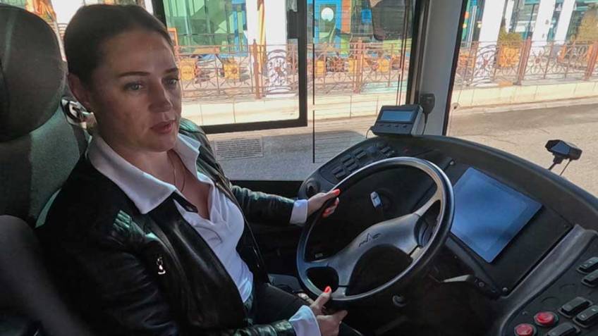 В Сочи женщина-водитель автобуса отвозит жителей в отдаленные районы
