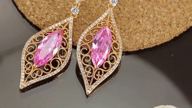 Серьги в прелестном исполнении, с яркими фианитами, покрытые золотом
