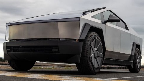 Tesla Cybertruck 2025 превратился в дом на колесах: 4-е спальных места, санузел и мини кухня