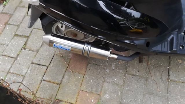 Peugeot V-clic tuned with Leo Vince exhaust