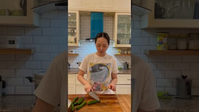 2 dish dinner in less than 30 mins: Steamed garlic chicken with cucumber salad