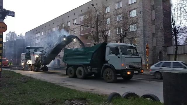 Cutting off the old asphalt (3/3)