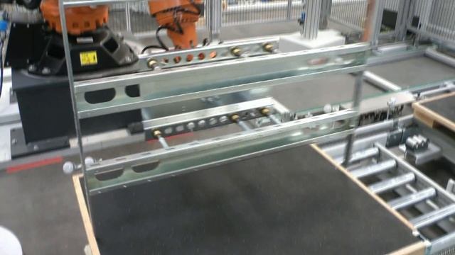 MBC: Roboterentladung, Paletten-/Rückwandmagazin | MBC: robot unloading, Pallet/Back panel tower
