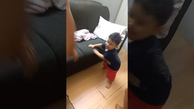 Crianças dançando só quer vrau