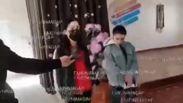 Urganch saxara tungi klub oldida sharmandalarcha sumalak bulayotgan uyatsizlar kechirim so'rashdi .