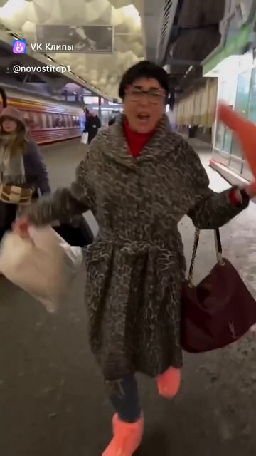 Певица Лолита поёт на вокзале