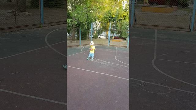 МАЛЫШ ИГРАЕТ НА ФУТБОЛЬНОМ ПОЛЕ