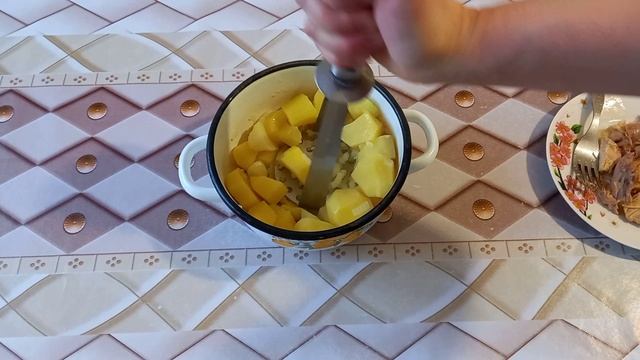 Вкусное картофельное пюре с тушёнкой.
