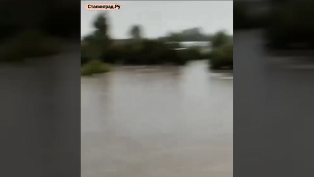 Затопленные улицы и плывущие машины: наводнение в районе Буэнос-Айреса (Аргентина).