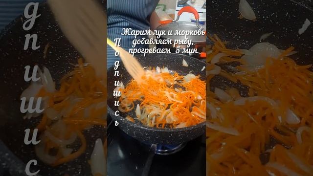 Минтай, тушеный в сметане с зеленым луком.