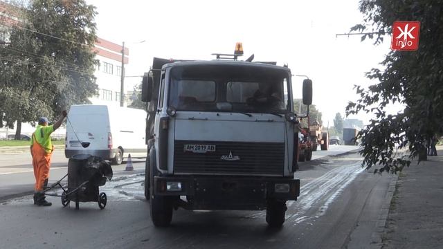 Комунальники розповіли, як укладають асфальт на дорозі поблизу Панчішної фабрики у Житомирі
