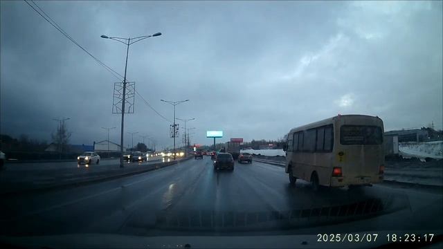 Чайники на дорогах. Водятлы не пропускают автомобиль Скорой помощи