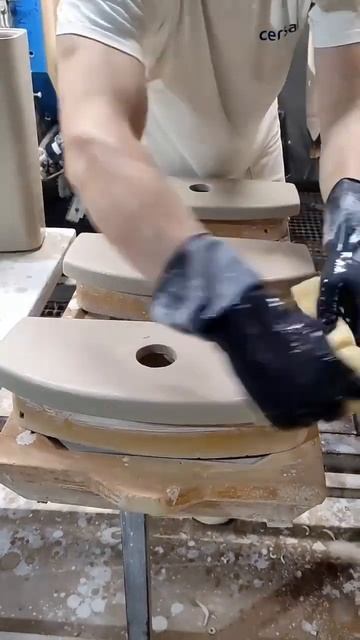 Литейщик производит замытие крышки бачка унитаза Cersanit. Секреты производства😉