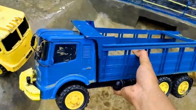Mencari Mainan Mobil Lumpur Truk Tronton, Mobil Molen Besar, Mobil Pemadam, Bus Tayo, Truk Tangki