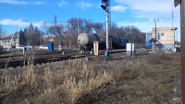 маневровый тепловоз чмэ3-5251 с 2-я наливными бочками едет в депо Палагиада.
