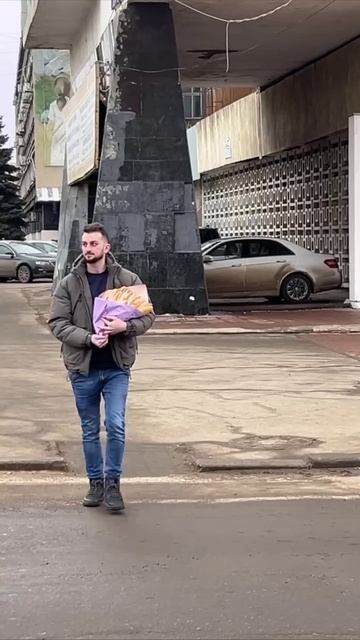 В Луганске замечен вот такой  букет из хот-догов на 8 марта 😳

А как Вы относитесь к букетам из еды