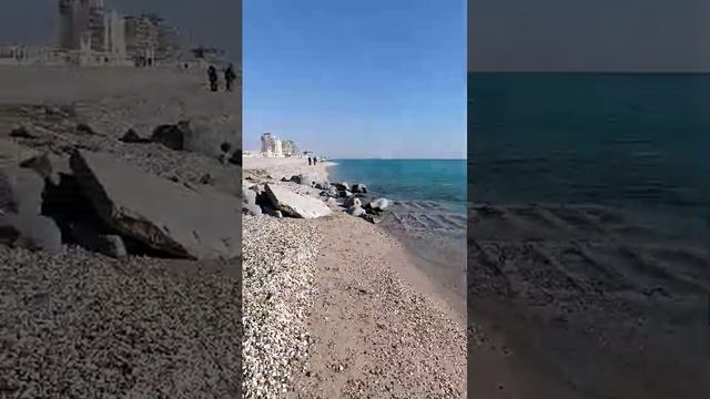 Прогулка вдоль пляжа "Золотые пески" в Евпатории.