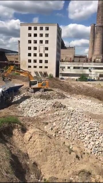 Дробление жби дымовой трубы высотой 180 метров в щебень.