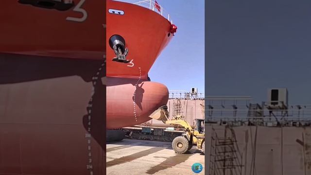 Спуск судна с помощью бульдозера