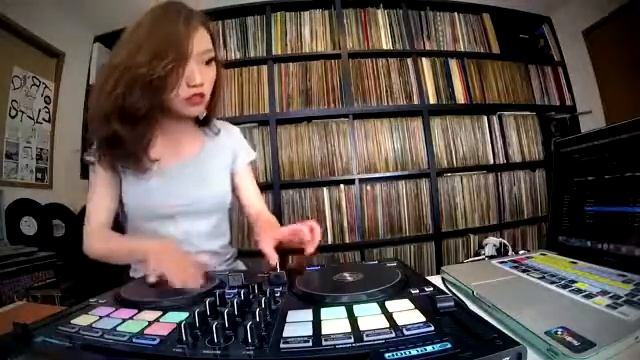 DJ SARA ★ Freestyle Scratch with djay Pro and Reloop Beatpad 2