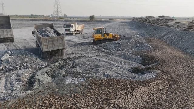 Строительство, завершилась засыпка от озера осталось немного грязи