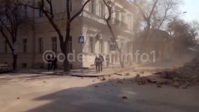 Момент обрушения дома на Нахимова/Канатная