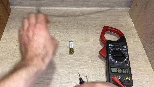 Замер постояного напряжения токоизмерительными клещами Elitech ММ 250К