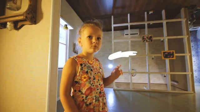 Дом вверх дном Ксюша гуляет по потолку