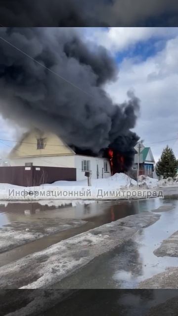 Семь взрослых и двух детей эвакуировали из горящего дома в Димитровграде.