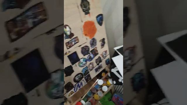 Я показываю свой дом из свою семью и даже своего кота Изя И вот я показываю свои игрушки.