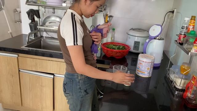 Super cute! Luk holds bottle milk run to find mom when hungry