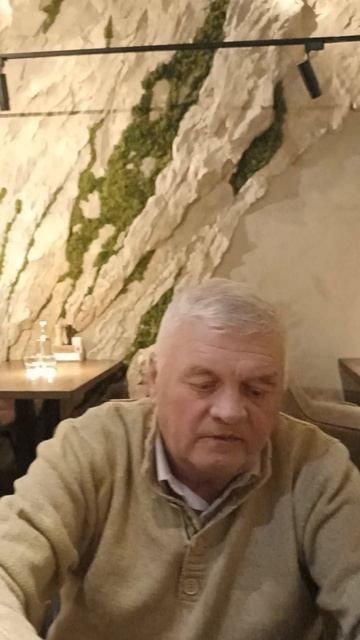 Празднуем 8 марта, всех милых дам поздравляем.