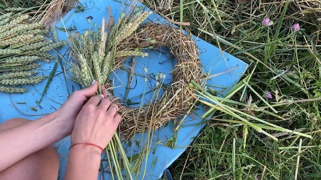 Вінок на двері з колосків пшениці та маківок-атрибут Урожая, та як Івана купальський вінок