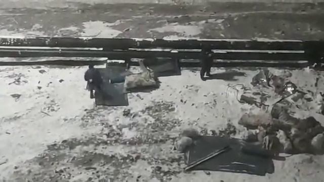 Норильск.Напротив Комсомольской 1а и 4 летают листы железа