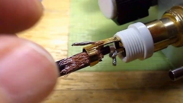 はんだ付け。初心者向けに安心な価格の部品で作る RCA オーディオケーブルです。CANARE GS-4 網目シールドを使って入門者向けに説明を多めに心掛けました。