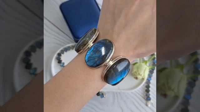 Невероятно роскошный крупный браслет с лабрадором!💙