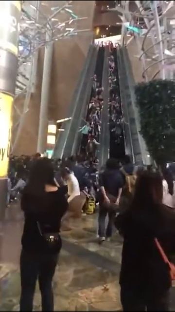 Hong Kong Escalator Goes HAYWIRE 朗豪坊扶手電梯突然溜後人疊人