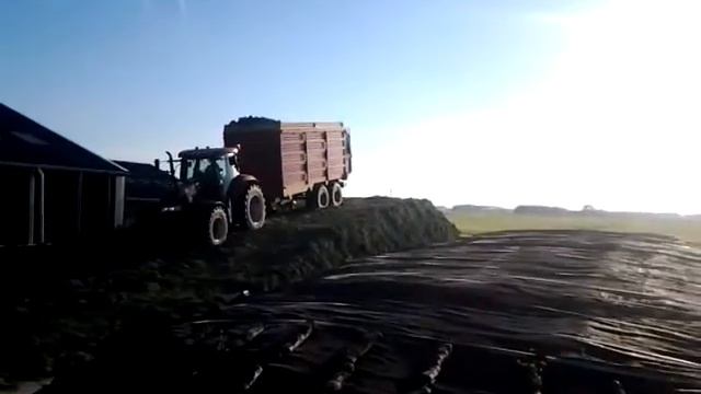 Mts Boer aan het inkuilen met de Case Puma 130 & Schuitemaker Rapide 155