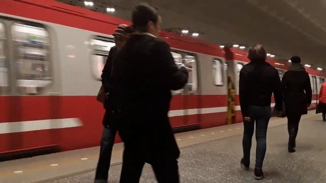 Красный вагон горит мигалка
