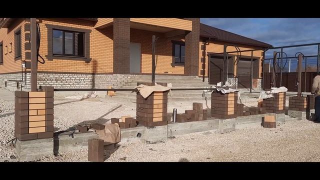 Шикарный забор для роскошного дома