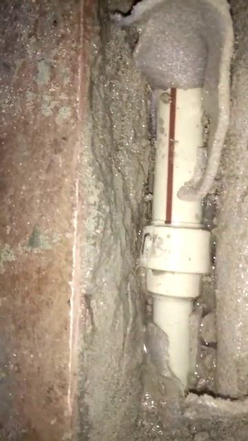 Поиск места утечки воды с трубы горячей воды.