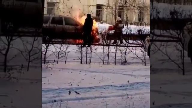 В Семее во время стоянки загорелся автомобиль