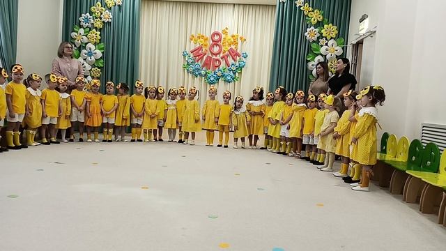 Поздравляют маму малыши